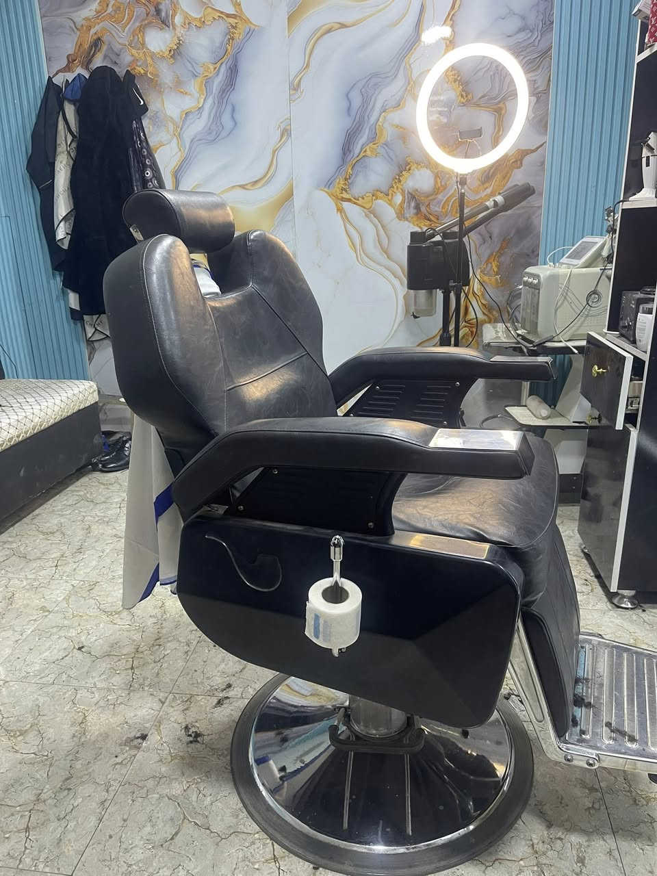 فاترينه سعر 35ومرايه سعر145 وكرسي حلاقه سعر 345 وتخم عدد2 سعر 80 تواصل خاص وهذا رقمي***********
