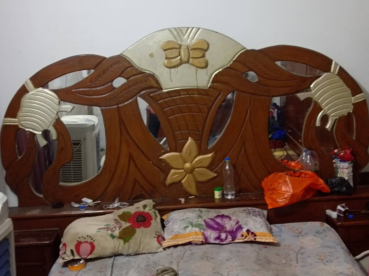 السلام عليكم غرفه خشاب للبيع مالكم شغل بل غراض جاي رتب بل غرفه 😂سعر 300وبيه مجال مكان كربلاء عل بوبيات حي الزهراء يم مكتب اليساري رقم ***********
