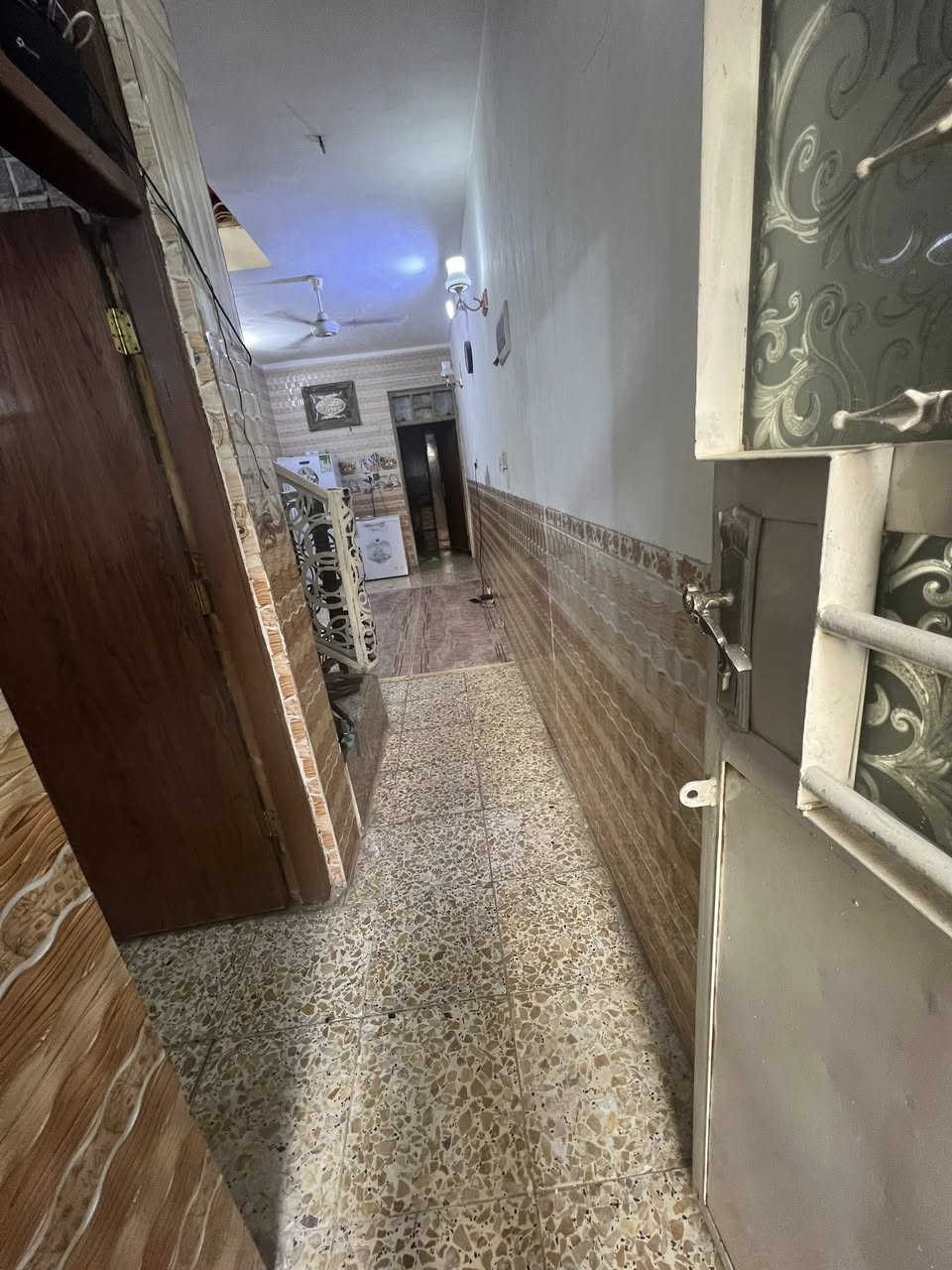 بيت طابقين للبيع مساحة 100 متر نزال 20 واجهة 5 يحتوي على ثلاثة غرف و استقبال
نوع العقار / زراعي سند 25 
العنوان / الرئاسة العبيدي- بعد شارع افران البتول قرب اسواق النخيل خدمات كامله تبليط /مجاري/ مستوصف /سوك / مسافه مشي عشر دقائق 

السعر  98 مجال. 

للاستفسار واتساب ***********
