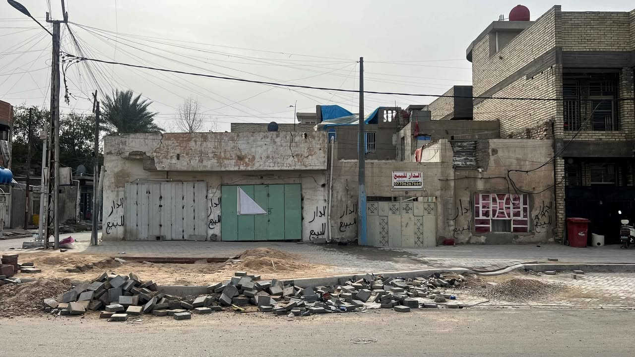 بيت يصلح مجمع تجاري او مجمع طبي / ركن قطاع ٥٠  يقع على شارع ٦٠ وشارع ١٥ الفاصل بين الاورفلي وقطاع ٥٠/ المساحة ٢٨٨م (١٨× ١٦) / اصله بيتين موحدات بسند واحد كل بيت ١٤٤ م واحد طابقين والركن طابق واحد يحتوي على محلين وبلامكان إضافة ٤ محلات / يحتوي على ٨ غرف وصحيات وحمامات ثلاثة / السعر ٥٧٥ / يمكن بيع كل بيت ١٤٤ م وحسب الاتفاق للإستفسار اكثر *********** ابو محمد بغداد, العراق
