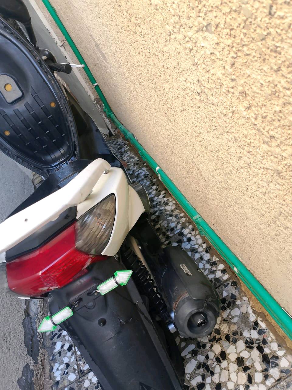 دراجة نارية مستعملة بحالة جيدة، اللون أبيض مع بعض الألوان الإضافية. مناسبة للاستخدام اليومي ومريحة في الاستخدام داخل المدينة. تتسم بكفاءة الوقود والرخص في الصيانة. مقعد مريح مع سعة تخزين تحت المقعد لحفظ الأشياء الضرورية أثناء القيادة. الدراجة موجودة حاليًا في العراق وجاهزة للبيع.