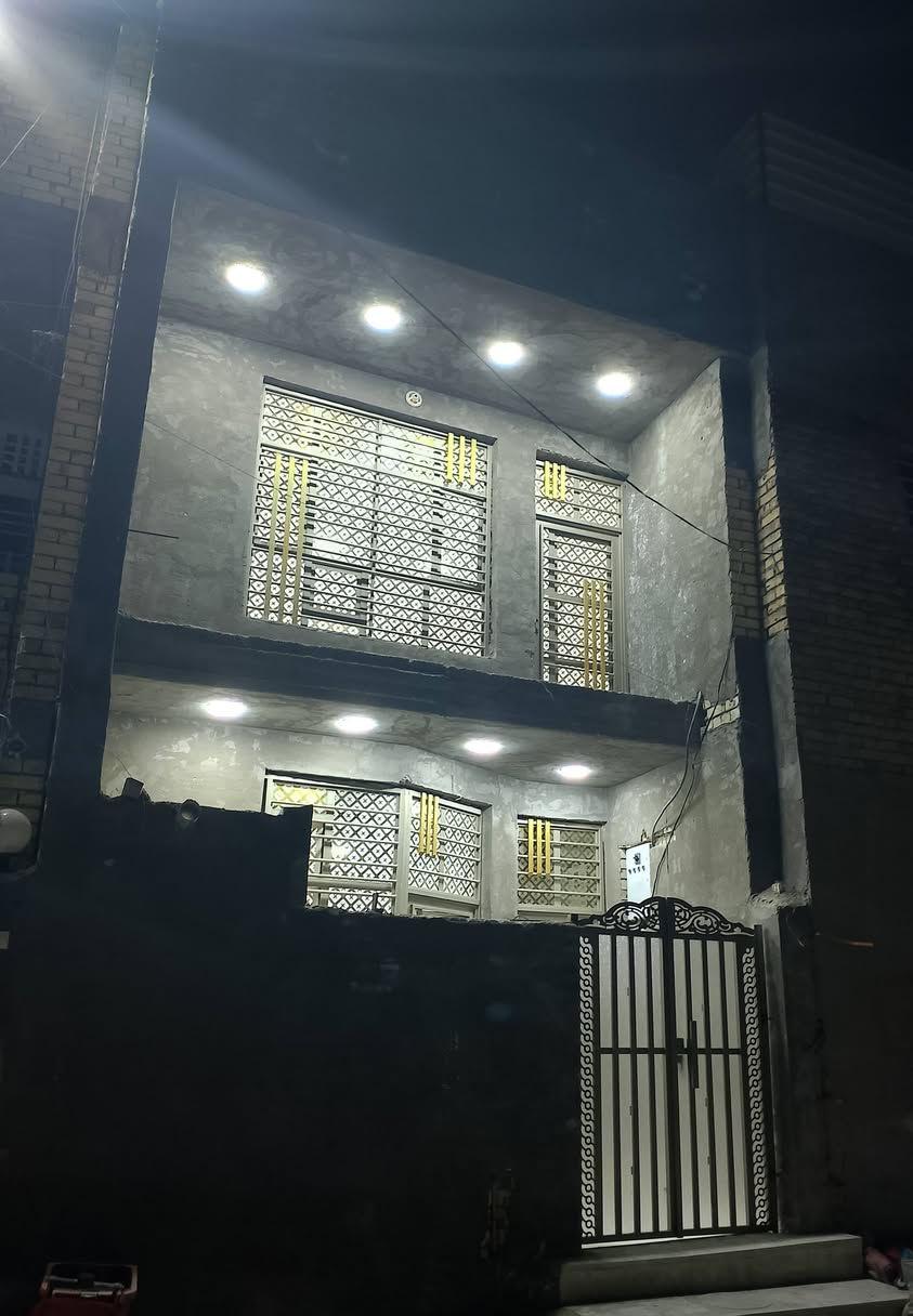 دار للبيع طابقين ثلاث غرف نوم بناء حديث
في منطقة البلديات الصحفيين شارع مظيف السواعد سادس فرع 
الطابق الأول حمام خارجي استقبال صالة منور حمام داخلي
غرفة نوم 
الطابق الثاني غرفتين نوم وصاله وحمام 
الطابق الثالث بيتونة وسطحين
منطقة كامل خدمات ماء مجاري رصيف وتبليط
المنطقه مشمولة بقرار التطويب ومعاملاتنا كامل في بلدية الغدير السعر ١٢٥
***********
