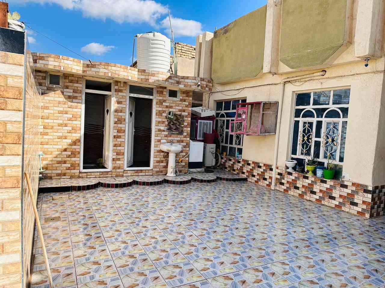 السلام عليكم 

دار للبيع في الحي العسكري قرب ام صاحب طابو صرف 
المساحه 210
يتكون من استقبال وصاله وهول وثلاث غرف نوم ومجمعين صحيات 
البيت ترميم درجه اولى ارضيه بورسلين جدران سيراميك السطح اوسكام بناء عالي عن الشارع مثل ما موضح بالصور موقع جدا مميز خامس بيت عن الشارع الرئيسي يطل على ساحه وملعب كرة قدم 
السعر 180 مليون وبي مجال لأستفسار الاتصال ***********
