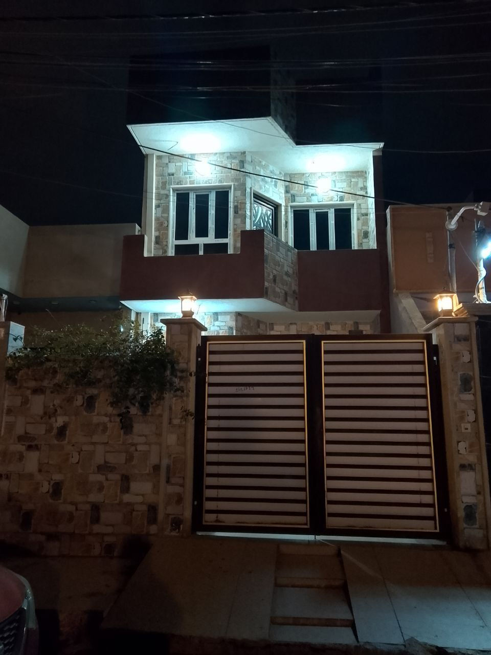 دار للبيع حي الفلاح خلف الملعب قرب العمارة الزرقاء شارع 12 جمعية ضفاف دجلة سند جمعية تم الكشف على الدار
المساحة ⬅️100م 

الواجهة⬅️ 5م

العمق⬅️20م عمق الدار

يقع على شارع بعرض⬅️ 12م

قرب صيدلية الاء محمد حسين

الطابق الاول مطبخ واستقبال وهول معيشة +خدمات صحية 
وغرفة نوم 

الطابق الثاني يحتوي على هول  و 2 غرف نوم وخدمات صحية 

بيتونة وسطح 

لمزيد من المعلومات الاتصال على الارقام التالية 

***********

***********
