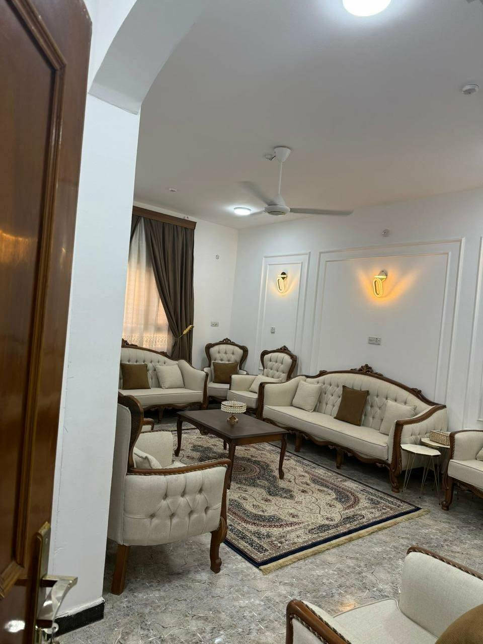 بيت البيع زراعي المساحه  140متر طابقين بناء جديد درجه اولى يتكون البيت من اربع غرف نوم بيه وصل تطويب  
شارع المختار خلف علاوه الاسماك السعر ١٥٠ وبي مجال  على شارع 10 متر لتواصل ***********
