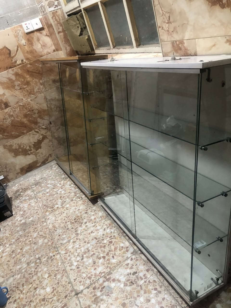 سلام عليكم  من رخصت الادمن 
عندي باترينات جام عرض /عدد2 
عرض 120 ارتفاع 1متر
باترينات عرض مبايلات جدار عدد/2
عرض 1 متر ارتفاع 1 متر
500 الف 
***********
