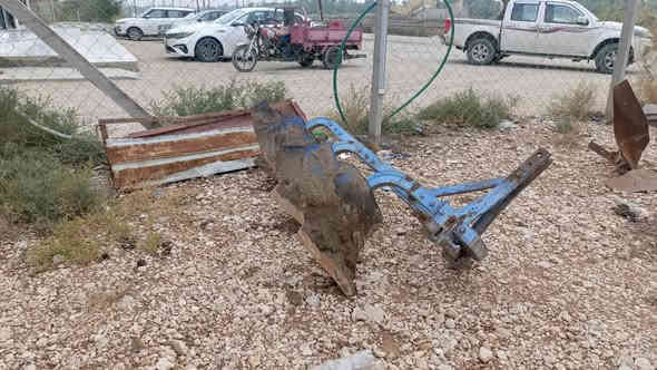 السلام عليكم عنتر 1985 جاهزة كير ومحرك وجهازه رفع تايرات جدد بور ستيرن جديد باتري جديد شغالة نكرة سلف جاهزة للشغل غراضها كاملة وراها عربانة ومعدلان و قدان وخرماشة رقم كربلاء بدون تحويل اكلفها سرقة وعشائر السعر 4500 مكاني كربلاء ***********
