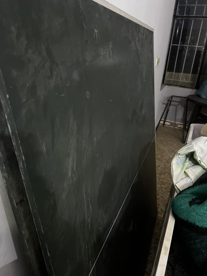 منضدة للبيع مكانها موصل الايسر
سعر ٢٠٠ 
***********
