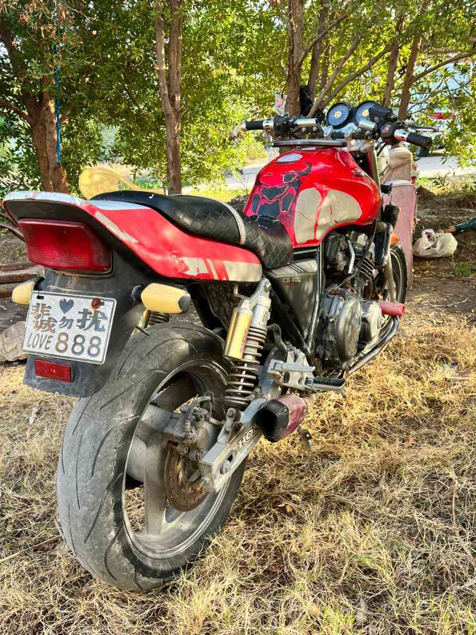 سيبي 4 موديل 99 اوراق كامل حته رقم الحاويه الجايه بيهة دراجة محرك خير من الله نقصهة كلوبات اشاير فقط وذا انته تحب الترتيب ستكرات وتريتيبات عل تانكي ترايك للبصره شرط 180 
 سعر 1.500مليون وخمسمية الف وبيهة مجال 
تواصل على الخط او واتساب 
***********
