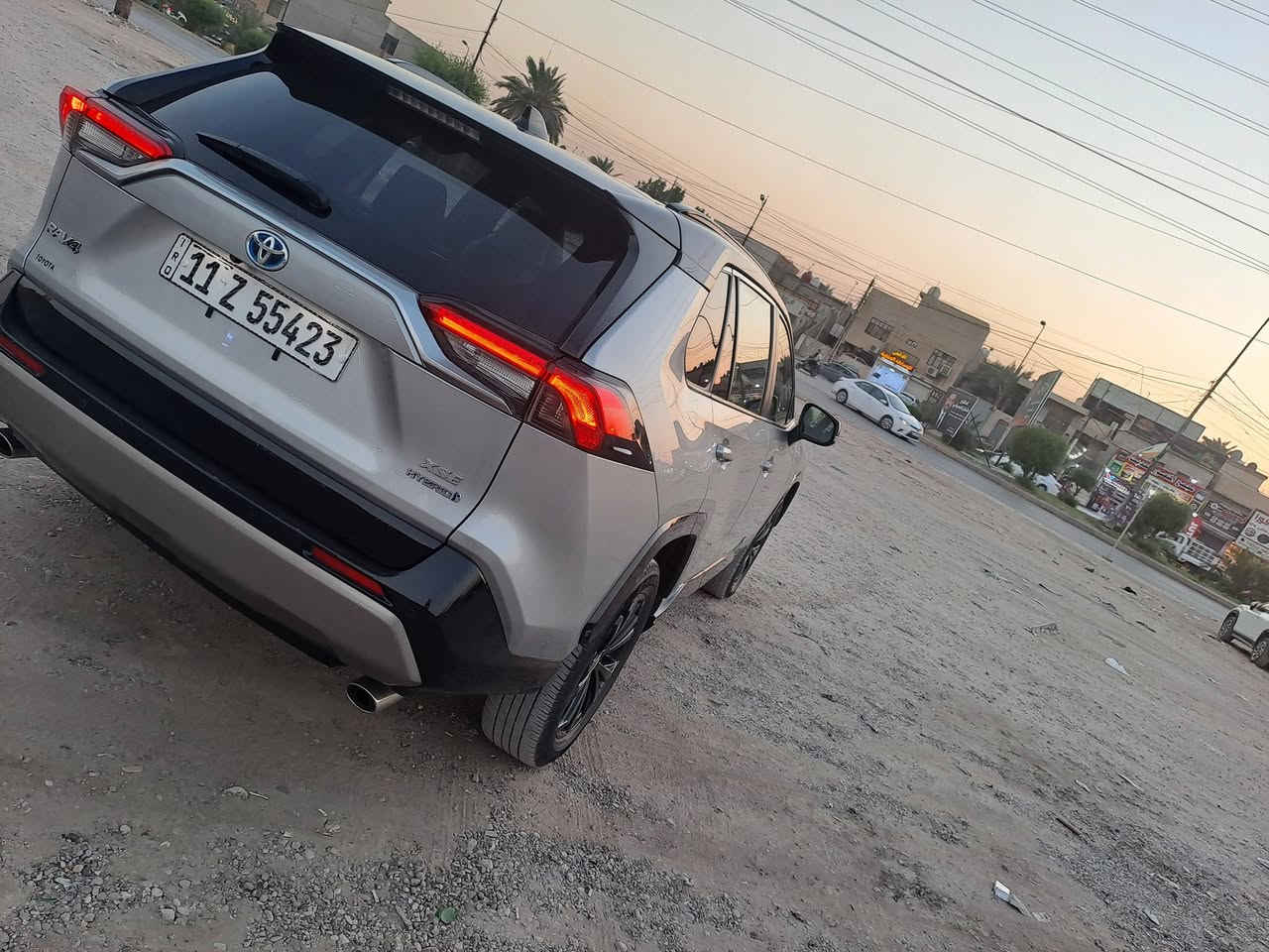 السلام عليكم  السعر 270 ورقه وشرط تجي تأخذها للسونار اذا طلع بيها شي مكايلك عليه اني اخسرلك فلوس السونار والسياره احلى من صورها للبيع فقط راف فور هايبرد وارد أمريكي موديل 2023 محرك 2500 فئه xse فول مواصفات للاخير بانوراما معروفه مواصفات ال xse حادثها موضح بالصوره تصليح شبر بالجاملغ ومصبوغ على كد الشبر الباقي مكفول من الصبغ راديترات غراضها كلها اجتي وياها مرقمه بغداد للإستفسار ***********
