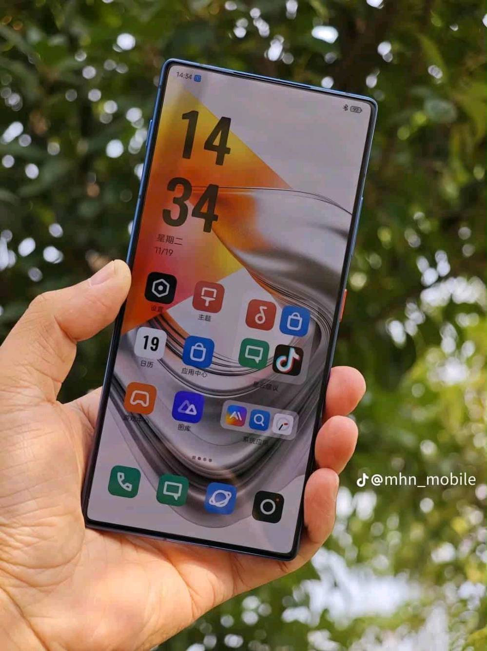 جهاز نوبيا z70الترا للبيع أو مراوس كاتون+ شاحنه
ذاكره 512 وعشوائيه 28 
يأتي بأقوى معالجات كوالكوم، Snapdragon 8 Elite. يتميز الهاتف بشاشة AMOLED بحجم 6.85 بوصة ودقة +1.5K، تغطي كامل واجهة الجهاز الأمامية، مع معدل تحديث يبلغ 144 هرتز وسطوع يصل إلى 2000 شمعة. يأتي الجهاز مزوداً بثلاث كاميرات خلفية بدقة 50 ميجابكسل و64 ميجابكسل و50 ميجابكسل، إضافة إلى كاميرا أمامية بدقة 16 ميجابكسل. يحتوي الهاتف على بطارية بسعة 6150 مللي أمبير ويدعم تقنية الشحن السريع بقدرة 80 واط، كما يتمتع بمقاومة الماء والغبار بمعيار IP68 وIP69.