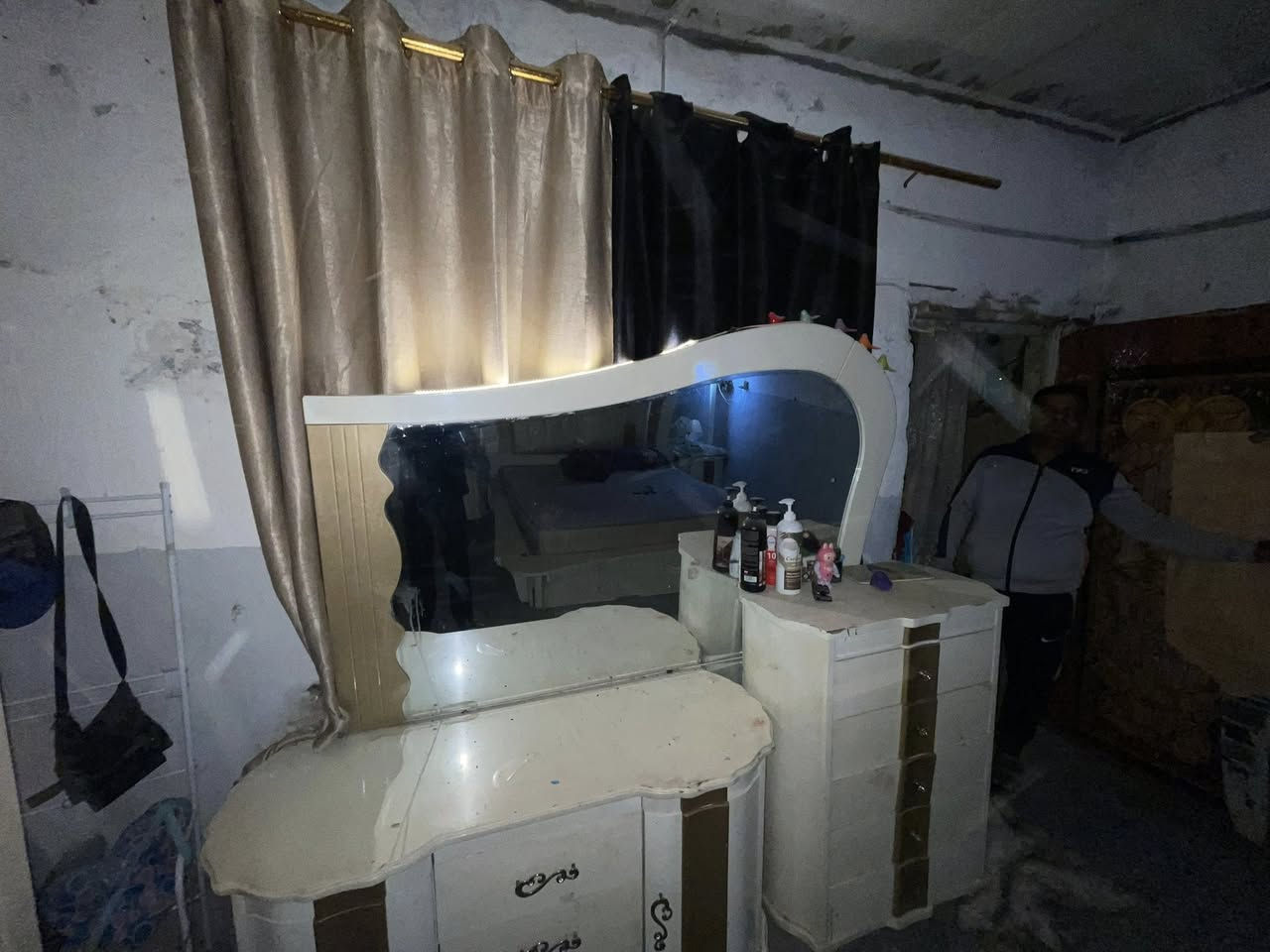 سلام عليكم غرفه نوم مكان بابل غرفه جديده 5قطع السعر 450وبيه مجال بسيط متواجد بس رقم ***********
