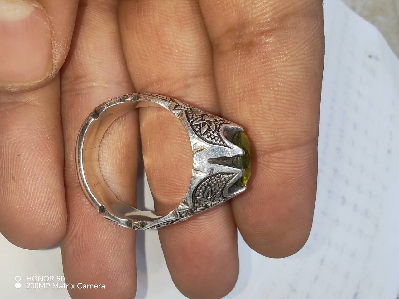 سلام عليكم ورحمة الله تحفة من حجر الزبرجد لاصلي ولون مميز كلش وصياغة عيار 950 صياغة يدويه قلم زني السعر علا الخاص عنوان بغداد مدينه الصدر ***********
