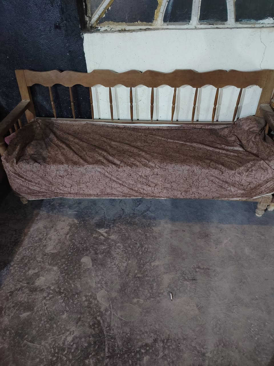 سلام عليكم عندى قنفال للبيع  خشب قويات مكان بلكوفه  هاتف ***********
