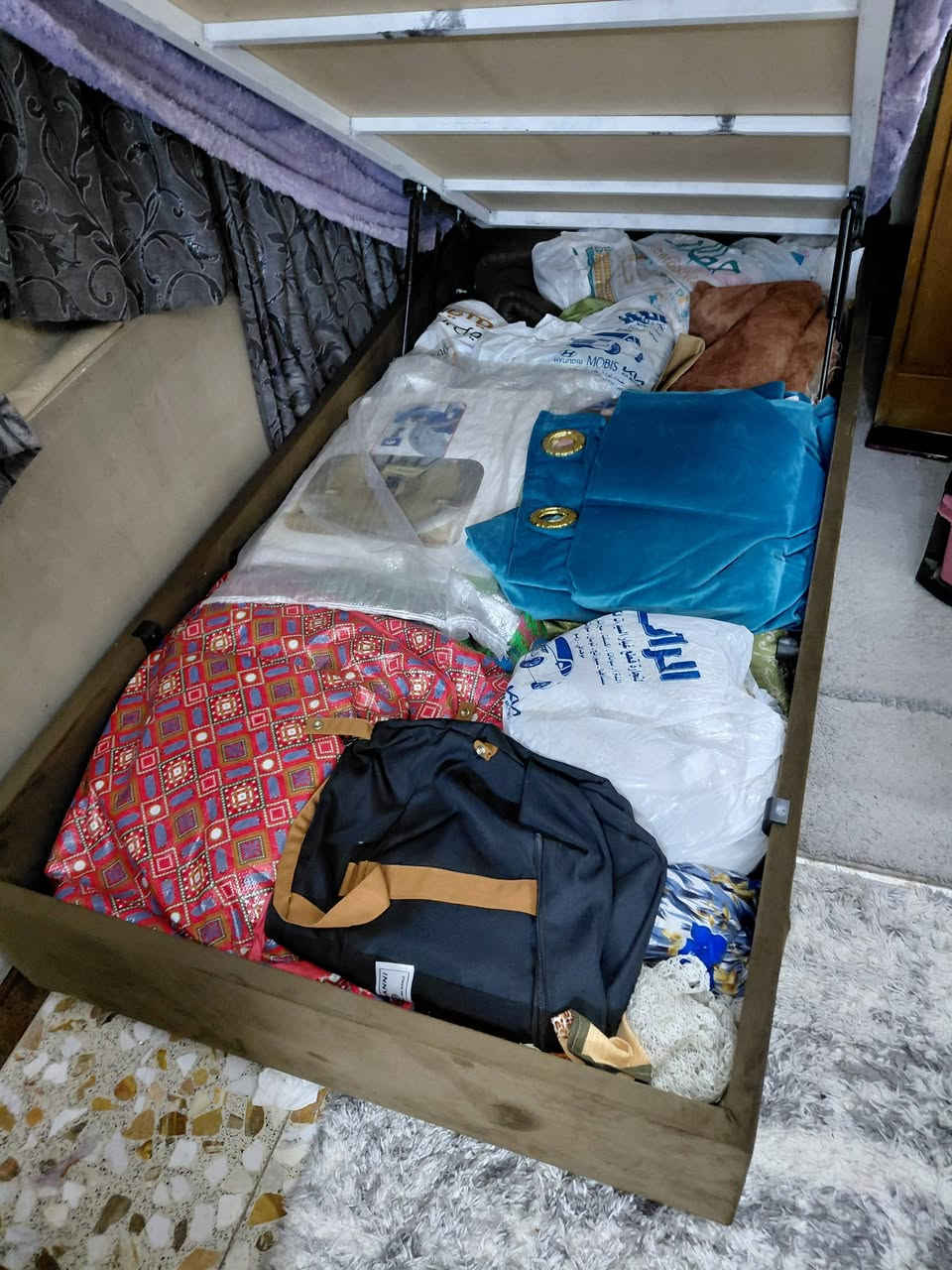 متوفر سرير خزان جديد بدون اي ضرر للبيع بدون دوشك
طول ٢ + عرضها متر سعرها ١٣٠ الف 
ومتوفره  ٦ بردات نفس الدزاين كل برده عرضها ٣ متر وطولها ٣ متر وسعرهن ١٠٠ الف وبيها مجال بسيط الاستفسار تفضل  ***********
