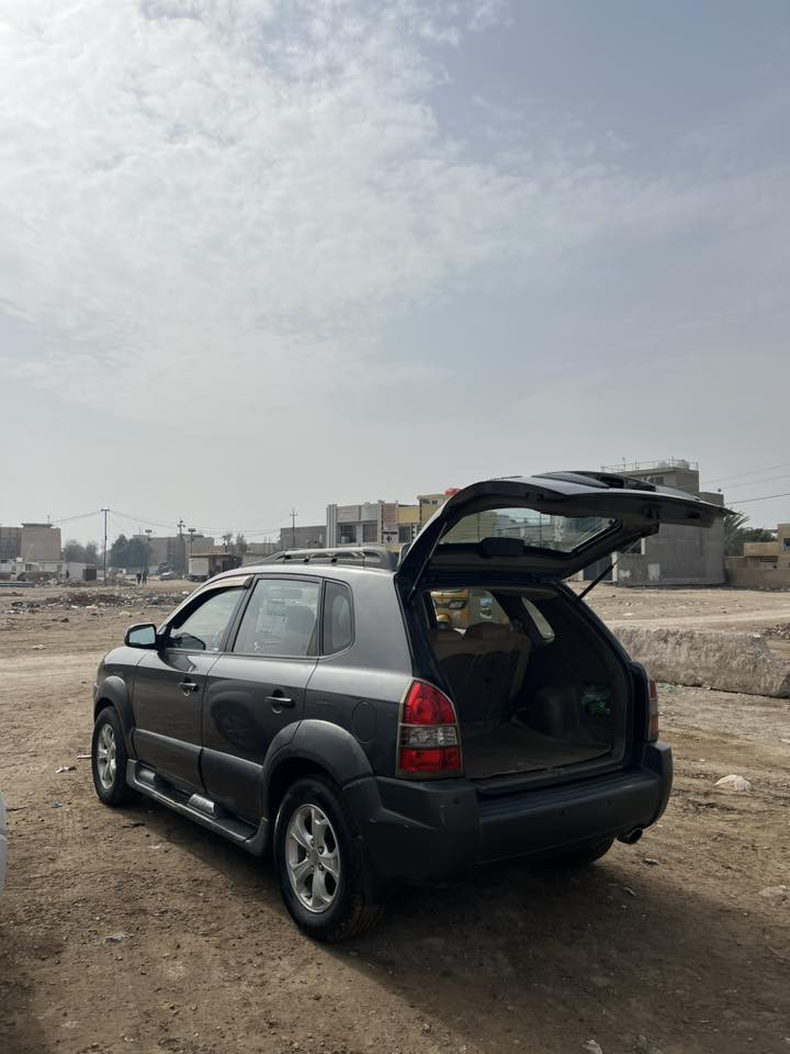 سياره توسان 2009 وارد خليجي دفع رباعي محرك2000 دوش 4سلندر كل اجزائها اصليه خاليه من الحوادث ما عدى رصعات قليله على البارد تبريد شغال وشاشه والسقف بانوراما رقمها بغداد مميز فيها والتحويل مباشر 
السعر:127 ورقه وخوش بيه مجال 
للتواصل:***********
