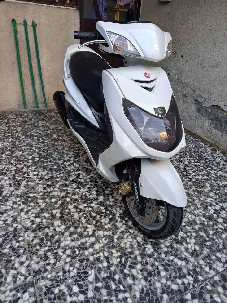 السلام عليكم سكنس فحل نوزل خطين مكينه ما مفتوحه الدراجه نضيفه ونضافه الكفرات كدامك العنوان بغداد المدينه 
الرقم ***********
السعر ٦٠٠ وبيه مجال للشراي
