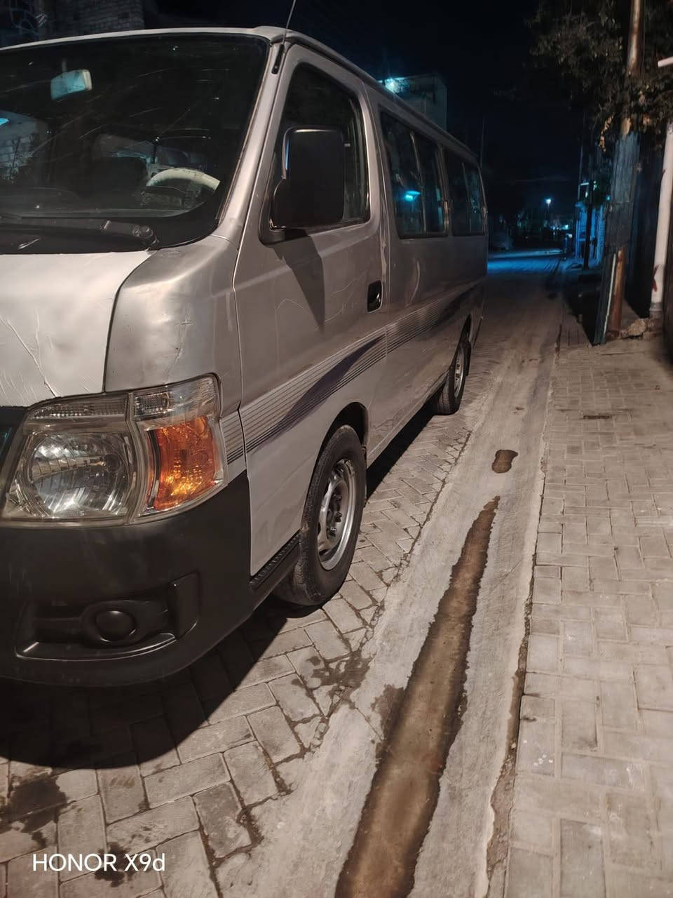 سلام عليكم نيسان يورفان للبيع مديل ١٠غير مكينة اكسل حدادية خير من اللة دوشمة جديدة بيها صبغ قليل سيارة جاهزة غبل لشارع رقم***********
