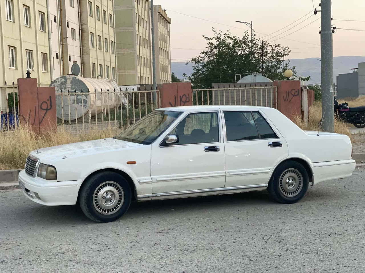 نیسان سدریک 2001  موحەسەن
ڕەقەم و سەنەوی تا 2029 تازەیە 
سیستەمی غاز و بەنزین 
حیزام بۆیاخە لەسەر کاڵ بونەوە 
دەعمیکی بچوکی پێشی هەیە بێ ناوگردن 
نرخ 44 وەررقە و کەمێک مەجاڵ 
ژ.م ***********
