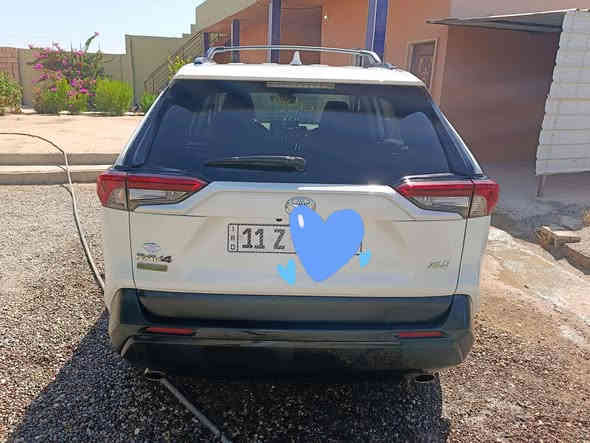 السلام عليكم 

تويوتا راف فور للبيع وارد امريكي موديل 2022فئة xle لون ابيضّ رقم بغداد محرك اربعه سلندر 2500 

 بانزين فقط رقم إنكليزي جديد 

مواصفاته.

 فتحة -بصمه -جنطة كهرباء - داخل اسود جلد كشانه جلد اسود ماشيه 64 إلف كيلو متر

وباقي المواصفات معروفة 

السيارة فول مواصفات  بيه ضررها جوانب يعني البجم كبس 

السعر/ ٢٣٠٠٠ $

للاتصال ***********
