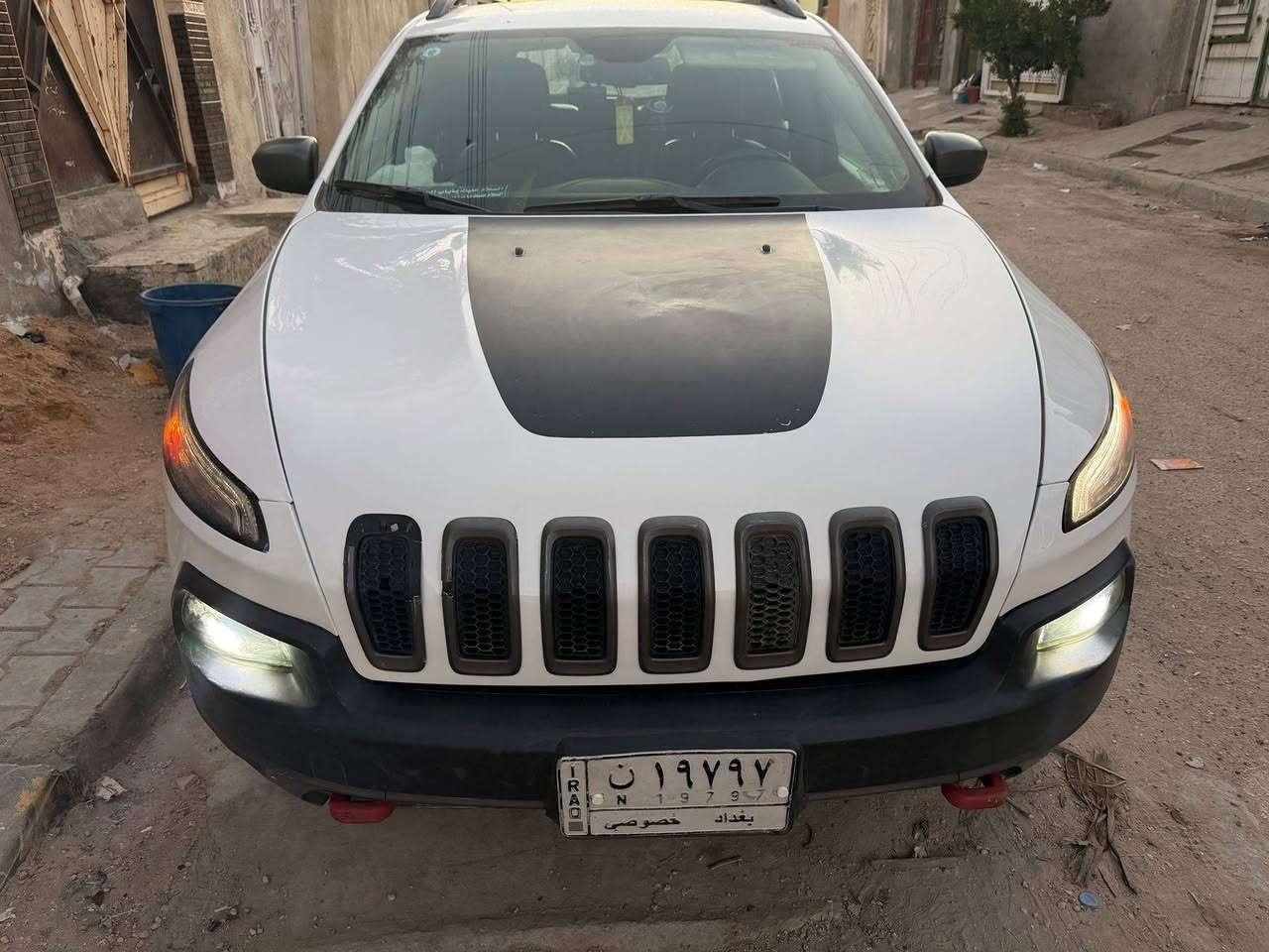 سلام عليكم جيب كراند شيروكي ترأيل هوك موديل 2017
سيارة فول الفول واحد علة واحد 
كشنات جلد  تدفئة تبريد بل كشنات 
والكرسي السايق كهرباء +حضن 
حساسات ورة كدام 
شاشة كبيرة 
نضام اوتو ستوب 
منضومة عدسات 
بلاك ادشن  تجي كتبات اسود ويل اسود 
جنطة كهرباء+شفط 
تشغيل عن بعد 
بصمة 
جامات اتو 
تحكم ستيرن 
طبعن سيارة بلا حادث حادثهة غرق نسبت ٣٠/١٠٠ وبيهة ضربة بل عراق بخشمي البنيد ومصلحة راجعة بلاد 
وذا تحب تفاصيل اكثر ادخل خاص او نتصل علة الرقم
***********
