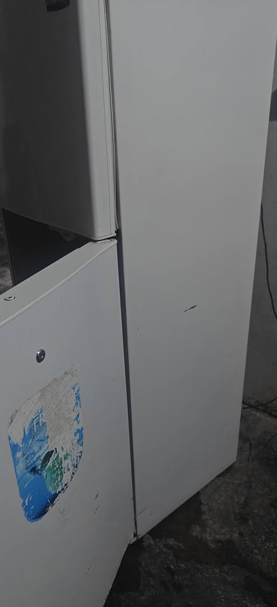 السلام عليكم للبيع ثلاجه نضيفه شغاله شرط التجميد حجمها جبير سعره 100 الف عنواني شارع المعمل يم نزلة ال فياض ***********
