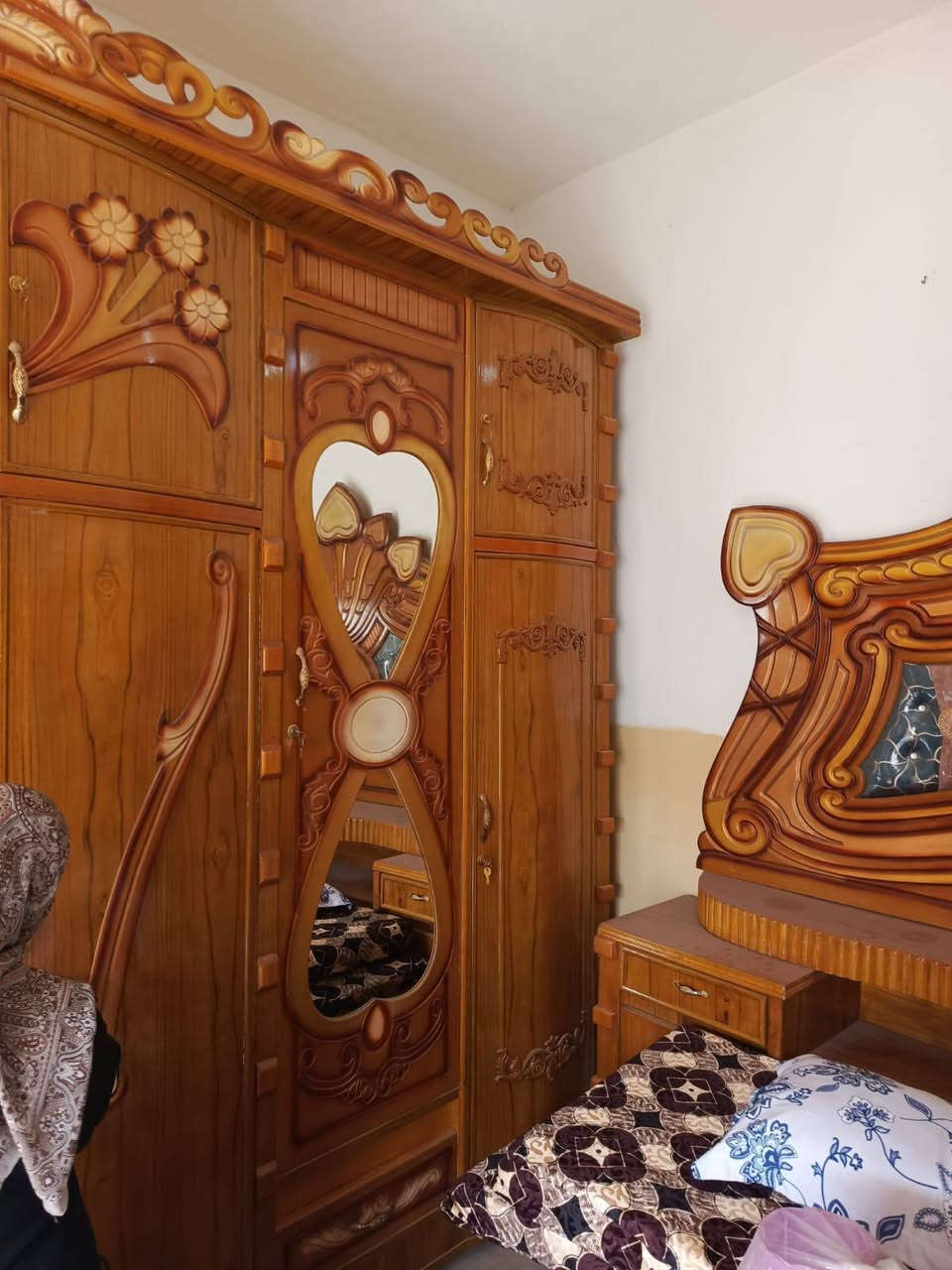 بسم الله وعلى بركة الله 
غرفة اخشاب صاج درجه اولى جديدة مستعمله قليل 
العنوان بلدروز الشارع العام مقابل دائرة كهرباء بلدروز 
رقم الموبايل ***********
