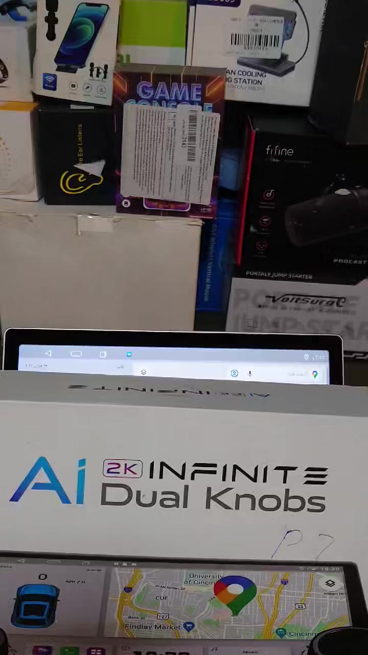 شاشة سيارة ذكية تُعرف باسم AI 2K Infinite Dual Knobs، وهي نظام ترفيهي ومعلوماتي متطور يعمل بنظام أندرويد ومصمم ليناسب معظم أنواع السيارات.
المواصفات والميزات الرئيسية:
الشاشة: شاشة عالية الدقة بتقنية 2K (بدقة تبلغ حوالي 2560×1440 بكسل)، مما يوفر وضوحاً فائقاً للخرائط والوسائط.
نظام التحكم: تتميز بـ مقبضين فيزيائيين (Dual Knobs) للتحكم السهل والمباشر في الوظائف الأساسية مثل الصوت والتنقل، مما يقلل الحاجة لاستخدام اللمس أثناء القيادة.
المعالج والذاكرة: تتوفر غالباً بذاكرة وصول عشوائي (RAM) سعة 4 جيجابايت وذاكرة تخزين داخلية 64 جيجابايت.
الأنظمة المدعومة: تدعم تقنيات CarPlay و Android Auto لتوصيل الهواتف الذكية، بالإضافة إلى نظام تحديد المواقع العالمي (GPS) المدمج.
دعم الكاميرات: تدعم نظام الكاميرا المحيطي بـ 360 درجة للمساعدة في الركن والقيادة الآمنة.
الصوت: مزودة بمعالج إشارات رقمي (DSP) لتحسين جودة الصوت داخل السيارة. 
يتم تسويق هذه الشاشة تحت علامات تجارية مختلفة مثل Diamond أو Zertran في بعض الأسواق.


**إذا كنت صاحب هذا الإعلان وتريد حذفه لأي سبب، رجاءا أرسل رسالة إلى الدعم الفني**