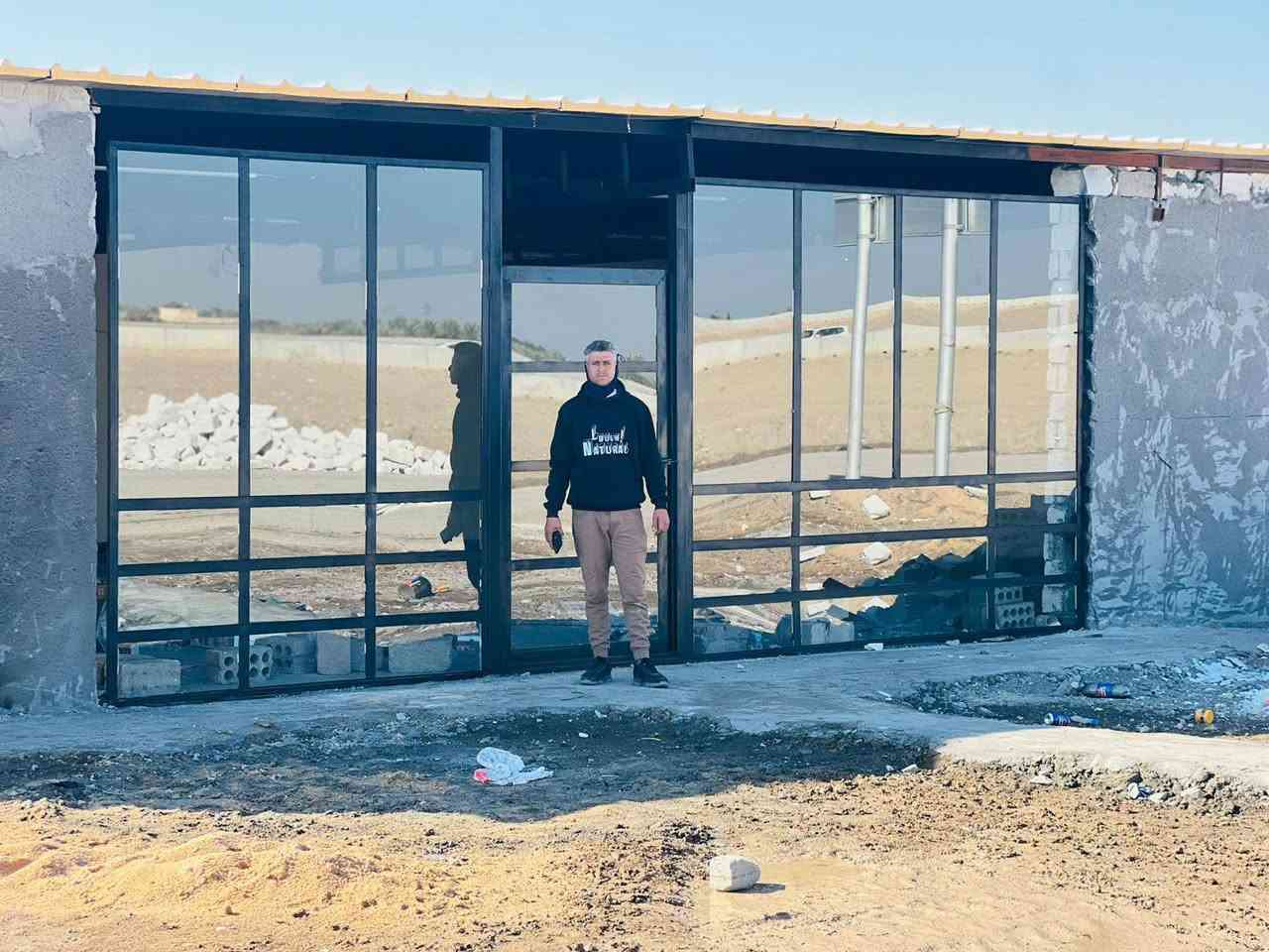 مستعدون تركيب الزجاج والمرايه وشد البيوت والدوائر الحكومية وباسعار مناسبه العنوان شارع البوسبتي قرب مصرف للمحاويل للاستفسار الاتصال على الارقام التاليه ***********//***********
