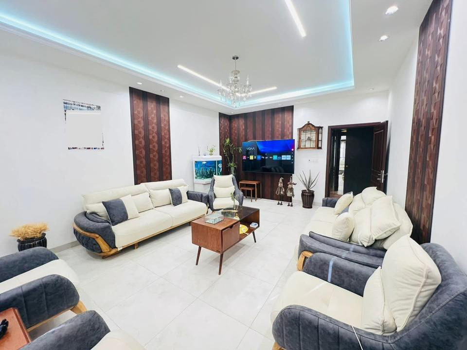 #دار_للبيع  🏡 في الديوانية – مجمع السلام
📍 الموقع: مجمع السلام – الزون الثاني
📐 المساحة: 250 م²

✨ مواصفات الدار:

 • الدار مصبوغ بالكامل من الداخل
 • جميع الكهربائيات مجددة بالكامل (شغل جديد من وقت الاستلام)
 • إضافة مخزن خلف البيت
 • غرفة مزججة في الحديقة الجانبية
 • عدد 4 غرف نوم
 • عدد 4 حمّامات
 • حدائق مرتبة ومزروعة بالأشجار
 • إضافة نافورة تعطي جمالية مميزة للبيت
 • البيت من أجمل بيوت مجمع السلام (والصور خير دليل)

🛋 البيع مع الأثاث يشمل:

 • شاشات
 • سبالت
 • كاونتر
 • ثلاجة ومجمدة
 • ستائر
 • وغيرها من المستلزمات

💰 الأسعار:

 • بدون أثاث: 300 مليون
 • مع الأثاث: 320 مليون
 • تسليم يد بدون أثاث: 190 مليون
 • القسط إلى المصرف العقاري (مبادرة): 661 ألف

📸 الصور متوفرة وتبيّن جمال وتميّز الدار
——————————————-
#متابعة_الصفحة
#نستقبل_جميع_عروضكم
———————————————————
🔺#للاستفسار الاتصال ع الارقام
http://wa.me/+964*********** 📲  مراسله واتساب 
*********** 📲 
—————————————————————
او زيارة مكتبنا متواجدين 11 صباحاً إلى 8 مساء 
🔺مكتب دره المشرق للاستثمار والتطوير العقاري 
🔺العنوان:-حي الجزائر الشارع العام قرب مأكولات تشرين
