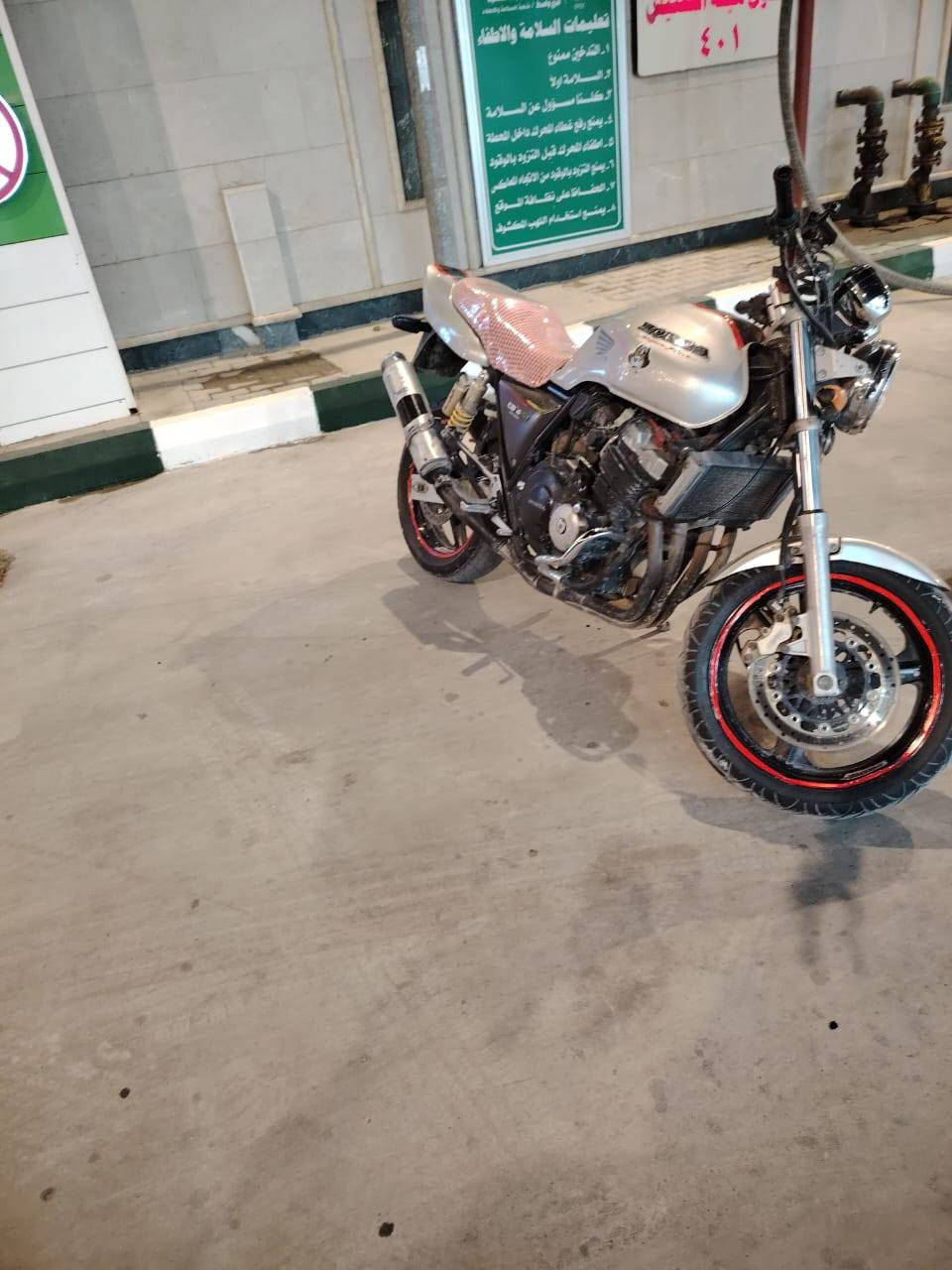 السلام عليكم سيبي فور جيل الأول نضافه 100٪
مكفوله كفاله عامه من مكينه وكير وأوراق اصوليه
يحتاج بس ترقيم السعر مليون ٧٠٠ وبي مجال
رقم ***********
