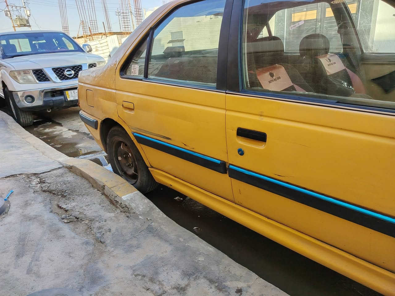 السيارة شغاله
بس اني ابيع كوم حديد رقم جديد مصفره هئية وغرامات 
السعر 25
الرقم ***********
