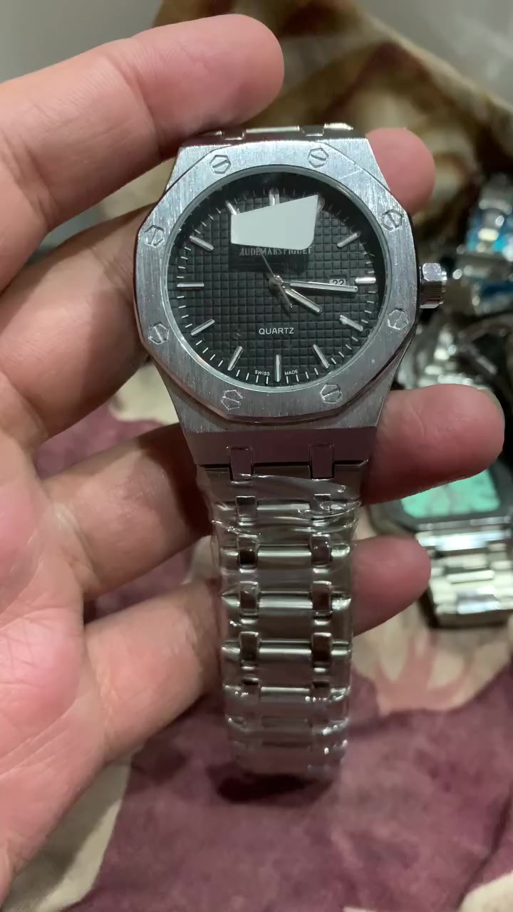 ساعات محترمه شباب
جوة سوك. 
اكو بيهن مكينة ماطور 
ضهر كشف
