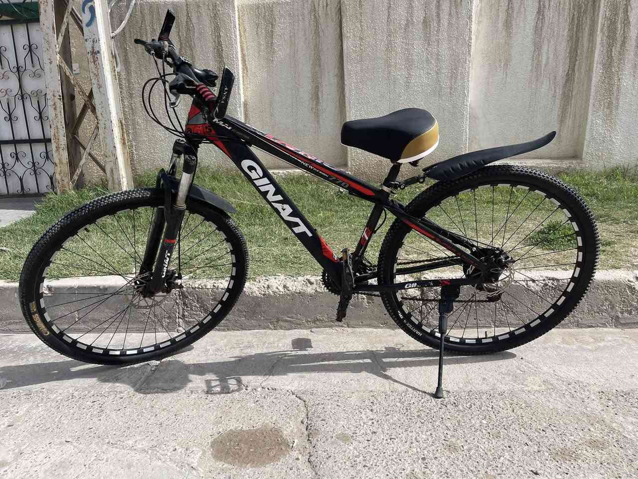 بايسكل جبلي
السلام عليكم بايسكل جبلي حجم 29 نوعية GINAVT دبلات قفل وفتح
المكينة 3x7
بريك امامي و خلفي دسك
كير و بريكات شغالة
و مشتريلة سرج طبي مريح ابو الدبلات اضافة وية السرج البلادي مالتة موجود بالصور 
 البايسكل الياخذة فلس ميذب عليه كلة جاهز بدون نواقص ونظافة مثل مموضح بالصور 
للبيع سعرة 110 الف مكاني بغداد الغزالية للاستفسار ***********
