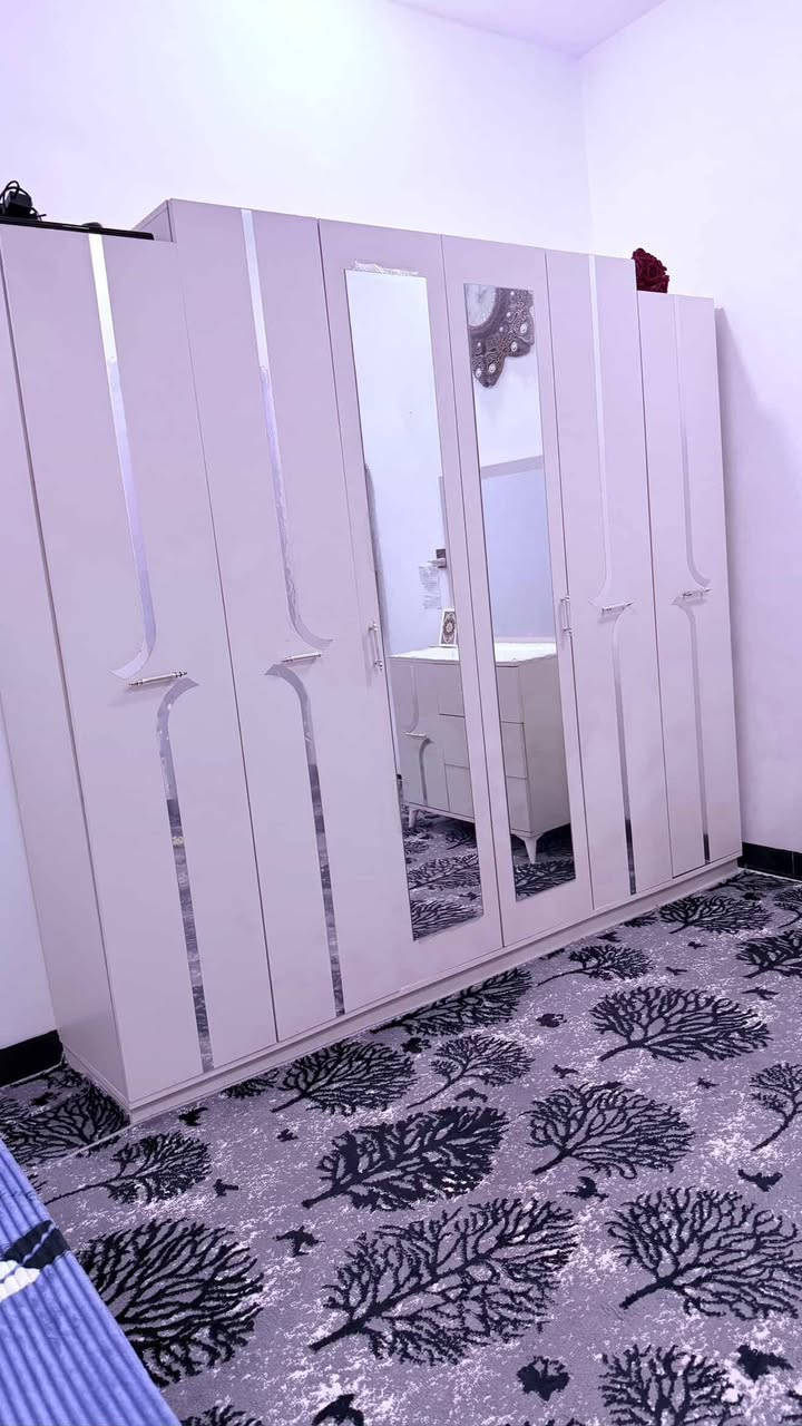 السلام عليكم  بيع غرفة نوم تركي
عدد القطع 5
تخت وميز اثنين جانبي ايسر وايمن 
وميز المراية
كنتور ست ابواب
 ونظيفة جداً من الداخل و الخارج 
العنوان رشيدية قطاع السادس 
للأستفسار الاتصال على الرقم ***********
