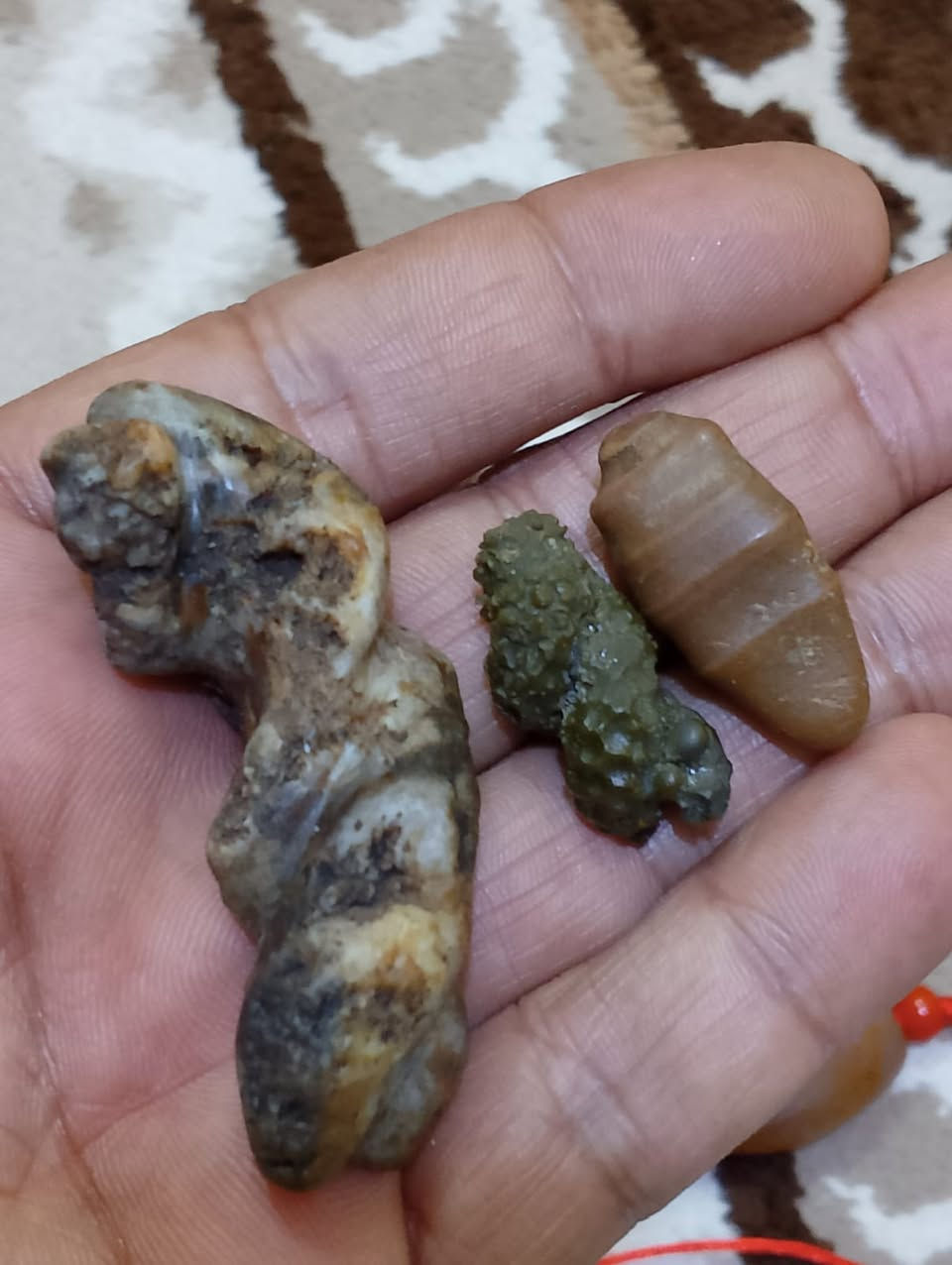 مجموعه احجار طبيعيه 
3 عروج ربانيه 
وخرز مصور 
وخاتم عقيق بس مو فضه لا يوجد توصيل البصره واتساب ***********
