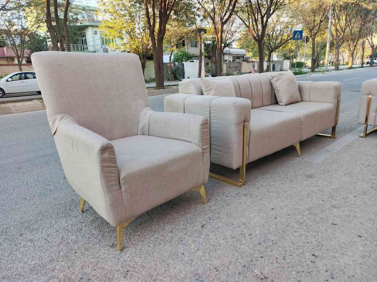 سلاوهاورییان
ئە م تاقمە بۆ فرۆشتن
10نە فە رییە  زۆرتایبە تە 
شیوازی تورکییە
بە لۆکی ماوە تە وە
ژ.م***********
شوین.کە لار
