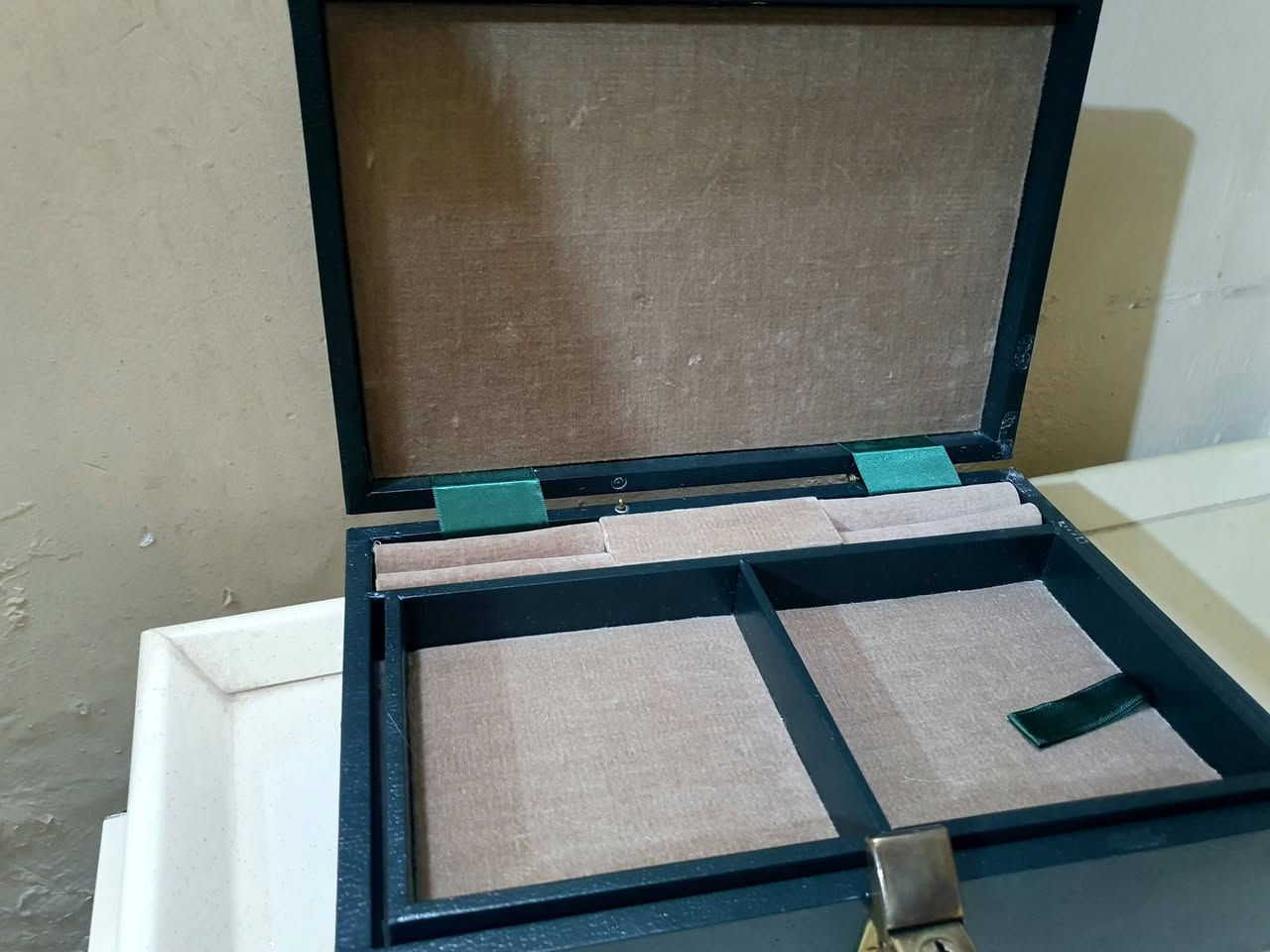 #للسيدات
صندوق حفظ مجوهرات ونقود 
صنع انكلترا


**إذا كنت صاحب هذا الإعلان وتريد حذفه لأي سبب، رجاءا أرسل رسالة إلى الدعم الفني**