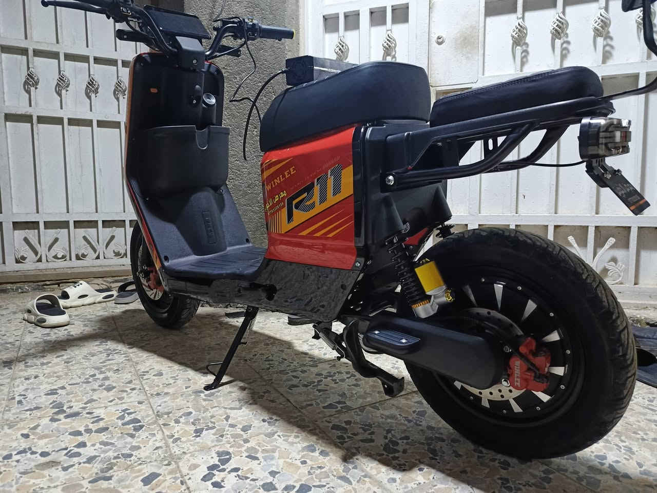 دراجه شحن( R11 )مديل (2026) نوعيه قويه وتتحمل الأوزان الثقيلة وسرعت الدراجه بل عداد (120) و ملفها 1800اي نقوصات ما بيها  (خمس بطاريات كبار 32 امبير) اقوه شي كلشي اصلي الشاحنه ول مرايات مالاتها ول وصل موجود دراجه شوفت العين خاليه من اي عطل و انضف من جديده سبب لبيع محتاج فلوسها سعر (610) جايبها ب (700) من لوكيل سعر(610)مجالها قليل وبل عافيه عل ياخذها العنوان البصره قضاء شط العرب الفيحاء قرب جسر خالد الرقم (***********) واتساب
