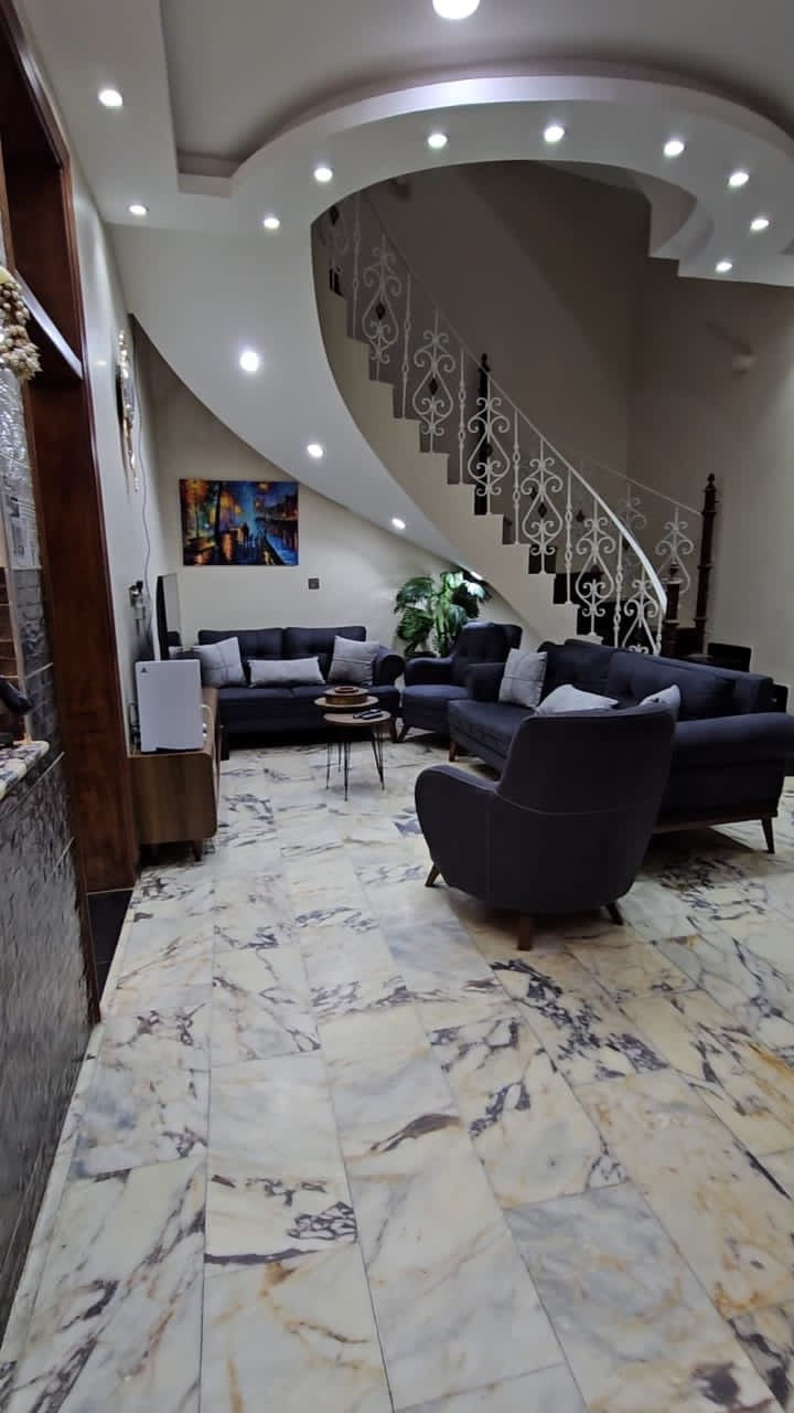 للبيع بيت مساحه ١٢٠ متر بناء درجه اولى
واجهه ٧ ونص متر ونزال ١٦ متر 

واجه حجر 

الارضيه الطابقين مرمر اسباني

كهرباء دفن بوري شنايدر 

صبغ البيت بالكامل جوتن درجه اولى 

اضاءه حديثه داخل البيت مع ديكورات سقف جبسن بورد 

باب قاصه الصاله وابواب الغرف صاج درجه اولى

طابق الارضي / صاله ومطبخ وهول وغرفه نوم وحمام درجه اولى جاكوزي ومنور داخلي

مع تواليت خارجي قرب الصاله

طابق الثاني / ٣ غرف نوم وحمام

وبالسطح مخزن حديد ٤×٥ متر

مع نظام كامل دفن / سبالت وكامرات وانترنت وستلايت 

العنوان الدوره / مقابيل شارع ابو الطياره شارع المصافي بعد كلية دجله/ شارع ليمونه المربع الذهبي الفرع الرابع

طابو زراعي سند ٢٥ اقرار محكمه
شارع عرض ١٠ متر مقرنص بالكامل

الهاتف :***********
