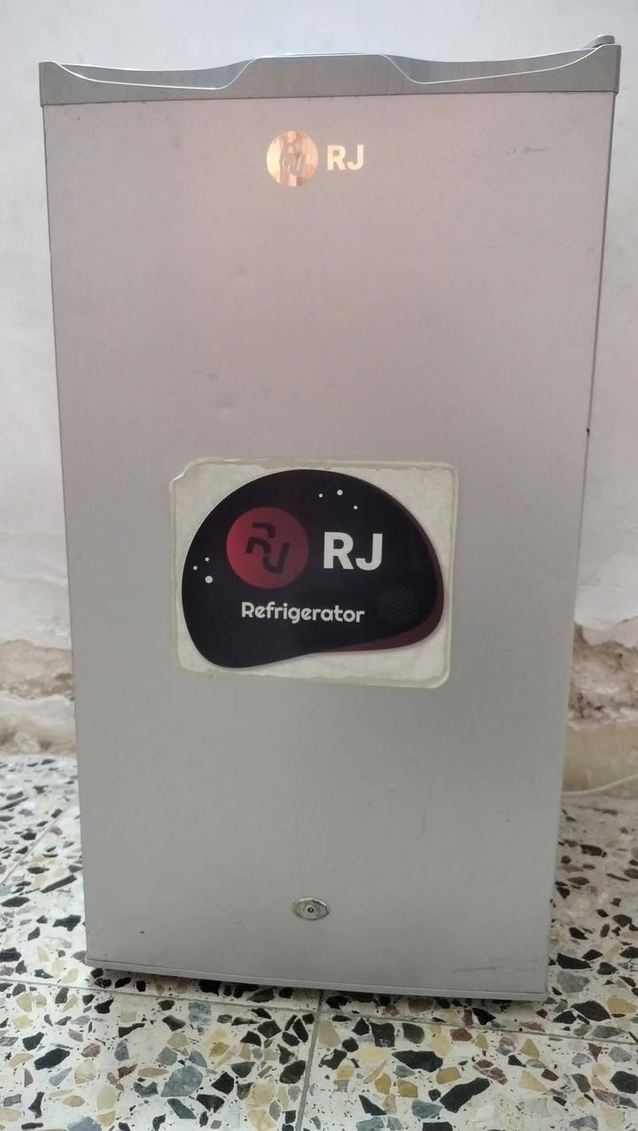 ثلاجه حجم صغير RJ جديده جداً شرط التجميد 🥶🥶قرصه
العنوان مدينه الصدر السعر 125 وبيها مجال 
الاستفسار على الرقم ***********
