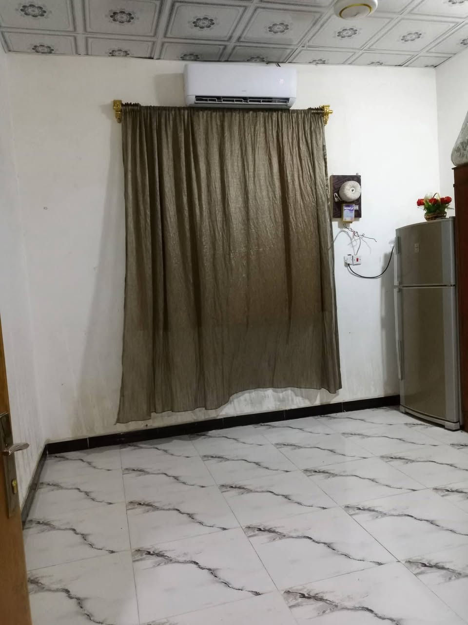 بيت للبيع  مساحه البيت الكلي ١٣٠ الواجهيه ٧ونص  والنزال ١٥
ديوانيه العرض ٤ والطول ٥
الهول ٤ +٦
الغرف ٤+٤
المطبخ ٤+٣
الملحقات حمام تواليت داخلي
تواليت خارجي  المكان البصره الجزيره شارع اليوبه حي الرايه  السعر البيت 55 وبي مجال استفسار ع رقمي بي واتساب لحد يرسلني ع ماسنجر لن متقيد حالين ***********
