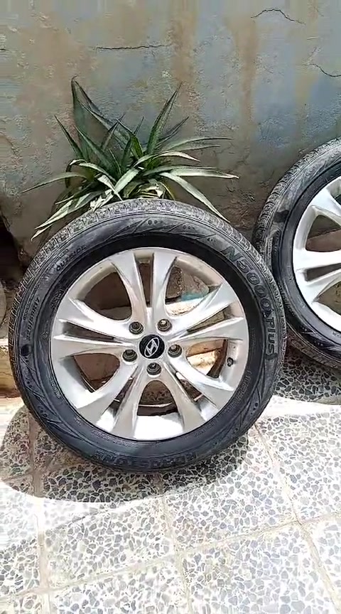 السلام عليكم ويل كب سوناتا حجم 17 لا عواج ولاكسر بيه تخم تاير كوري زوج تاريخ انتاج 24 والزوج الثاني انتاج 18 اجي بيه شلته من كصه سوناتا مضلع الويل كب اصلي الزوج انتاج 24 شذيته باله اخو الجديد نظافة 95 ب ميه السعر 300 وبيه مجال بسيط عنواني حله رقم موبايل ***********
