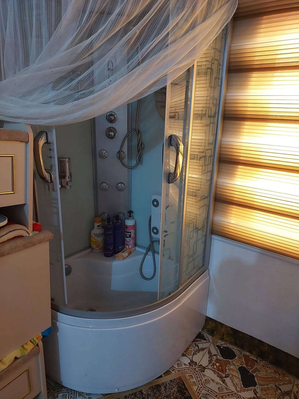 كابينه حمام داخليه تتنصب داخل الغرفه قياس ٩٠ اناره داخليه وخارجيه ومساج ظهر وراديو وبعد بيه مواصفات الرقم ***********
