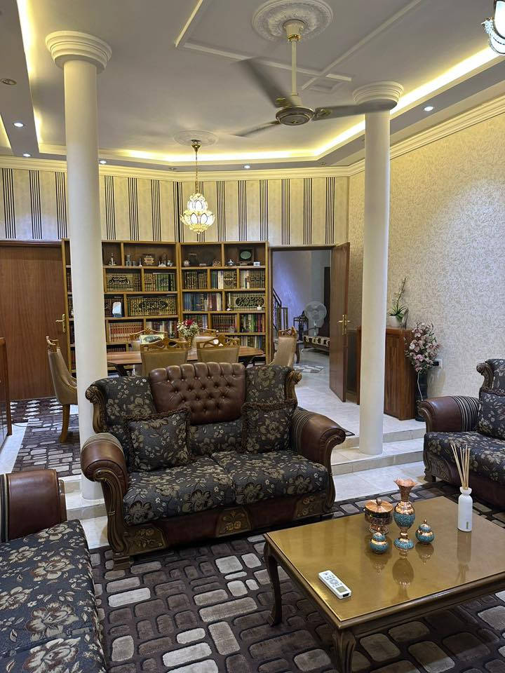 بيت للبيع في دور النفط خلف القمر المنير مساحه ٢٠٠ متر موقع ممتاز منطقه راقيه هادئة مرتبه حاليا داخلتها شركه تبليط وتاهيل  طابقين الطابق الثاني بيه درج خارجي  سعر مناسب للاستفسار ***********
