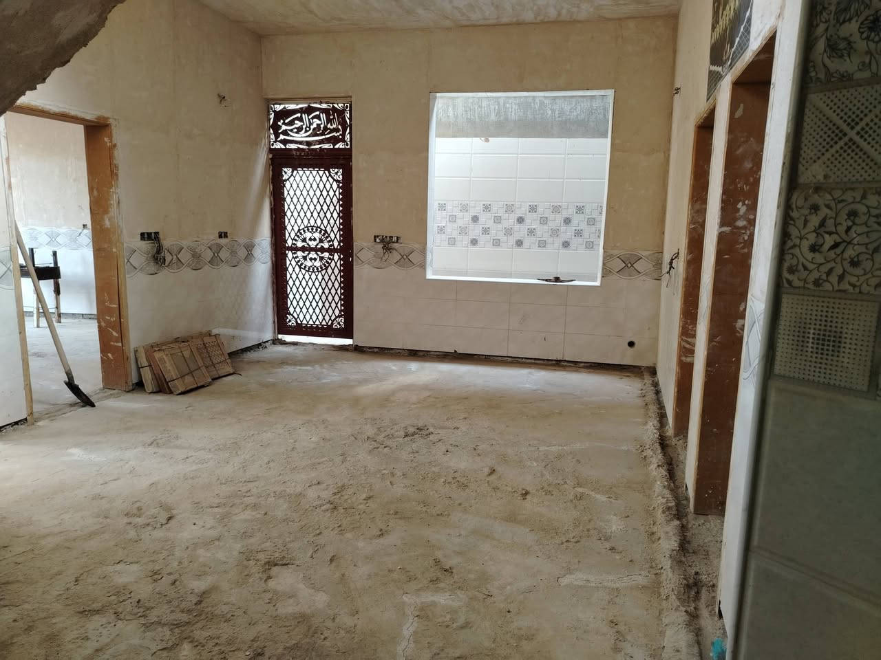 السلام عليكم بيت لبيع حي امير خلف شارع الفرات استفسار رقم ***********
