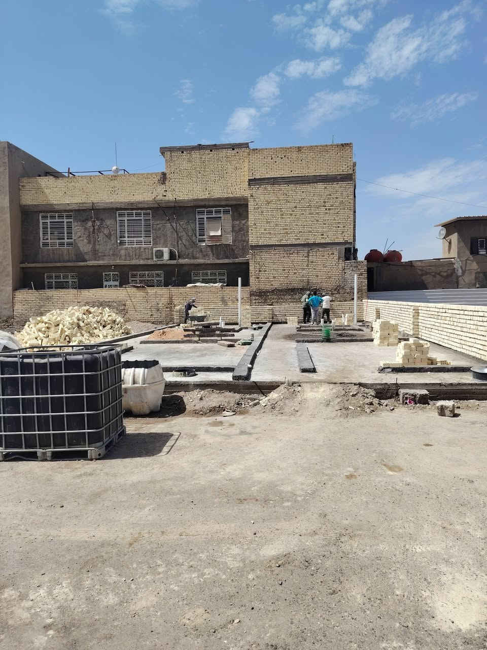 تونات مساحه الواحد 80 متر وجه 5 ونزال 16 سند 25 طابو صرف مجاور مجمع السلام السكني باقي التفاصيل داخل الفيديو وللستفسار *********** ***********
