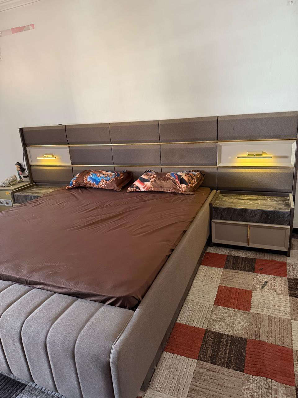 الغرفة مامستخدمة مشدودة بس مامستخدمة بيها انارة بالكنتور  والسرير  والامراية والسرير مخزن والغرفة ضخمة وقوية وتكمه مو واضحة بالصور ومابيها اي ضرر نظيفة جدا وتكدورن تشوفوها مكانها بغداد المنصور وسعرها مليون و١٠٠ وسعر شرائها اغلى بهواايه غرفة راقية
 ***********
