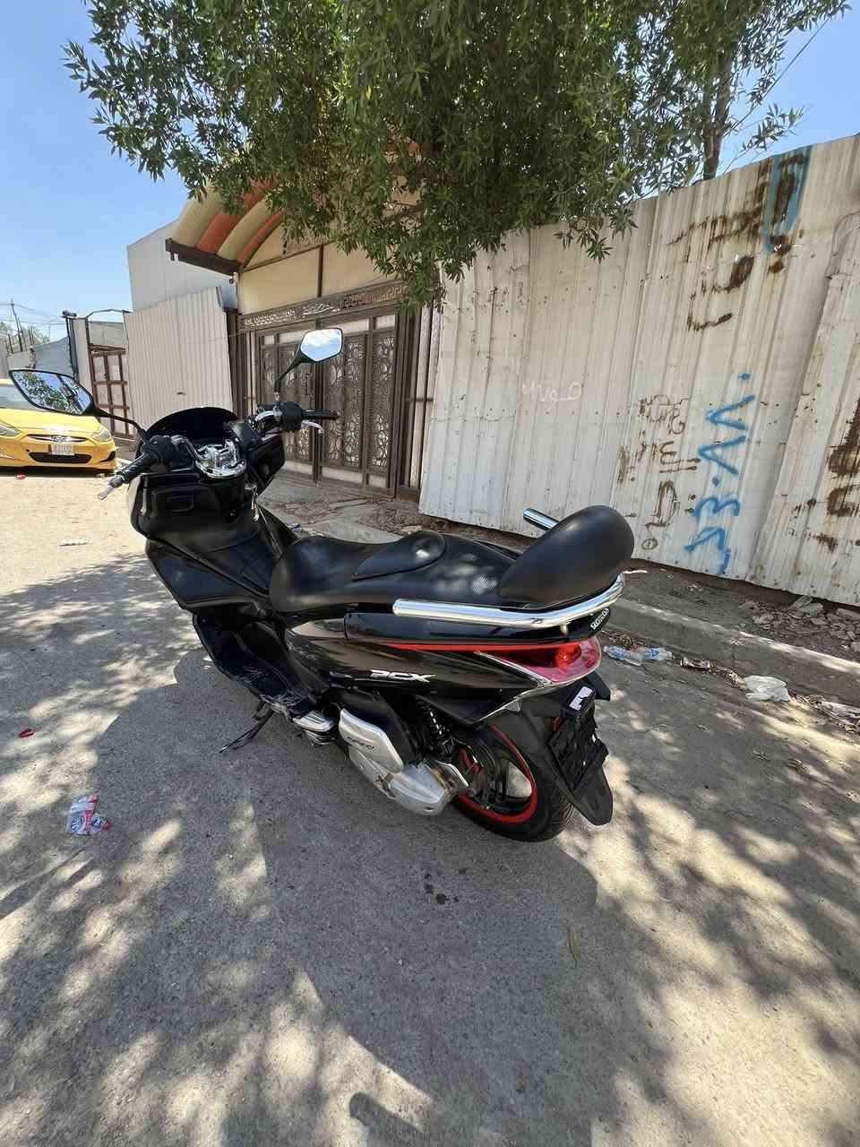 السلام عليكم PCX جيل الاول ياباني كهربائيات كلهة شغاله اشاير لايت سكن عدسات سستم صوت ممشه قليل اوراق كامله تايرات جدد بنزات جدد كفرات دراجه كلهة بلاديه ما ملعوب بيهة محرك ناعم لا صوت ولا شي جديد دراجه مال بيت نقص فقط ستان التعليك . سعر 975 وبهية مجال. مكاني بغداد الشعب  .***********
