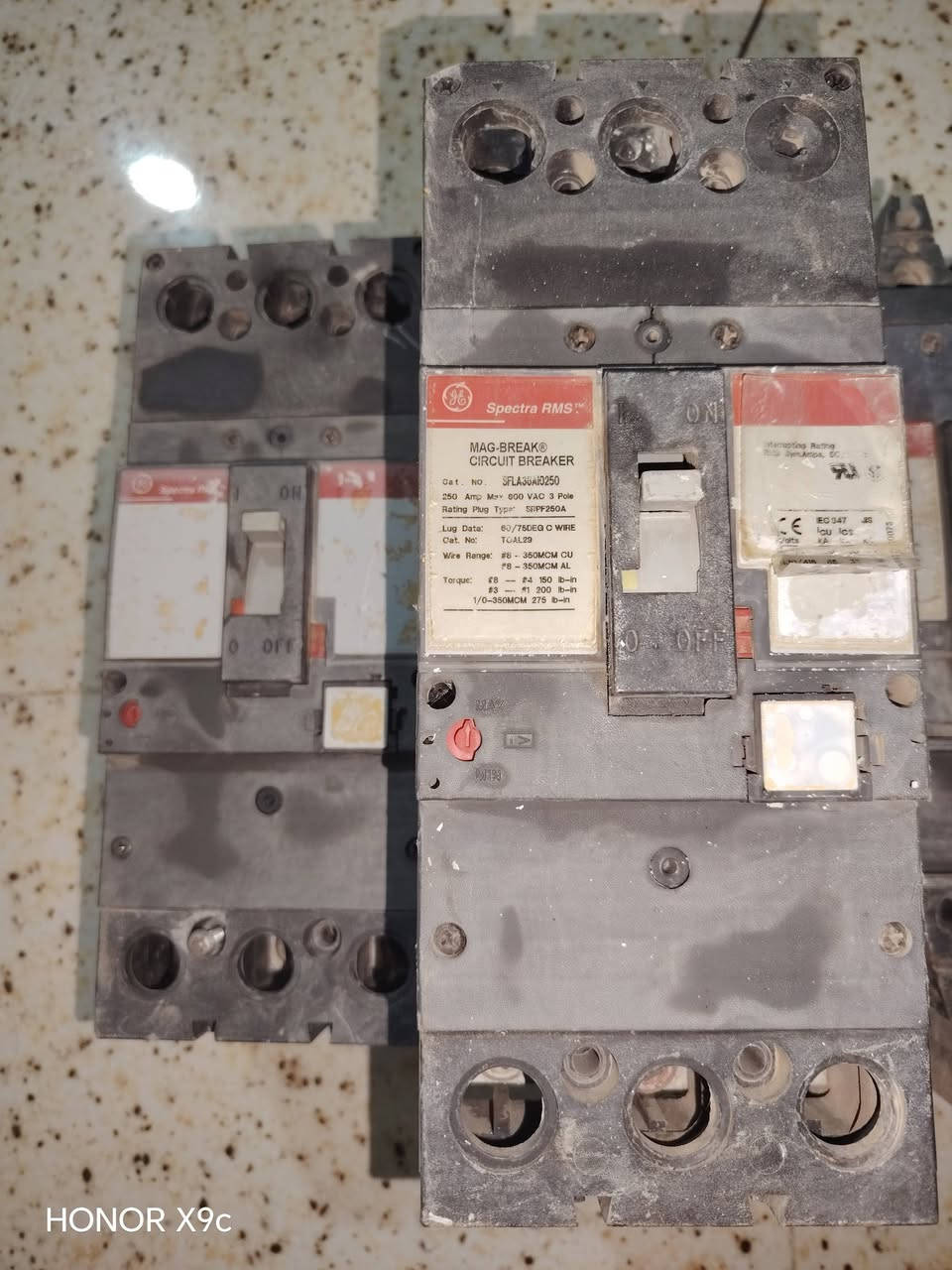 قواطع دوره للبيع العدد اربعه ثنين كبار 600 امبير وثنين صغار 300 امبير
العنوان /بعقوبه قرب فلكه الامين 
ه‍ / ***********
